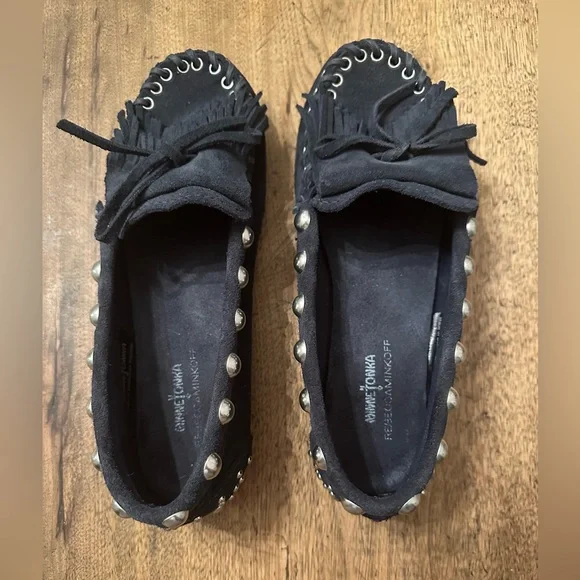 GUC Women’s Minnetonka X Rebecca Minkoff Moccasins Color Navy Size 6. - Picture 3 of 7